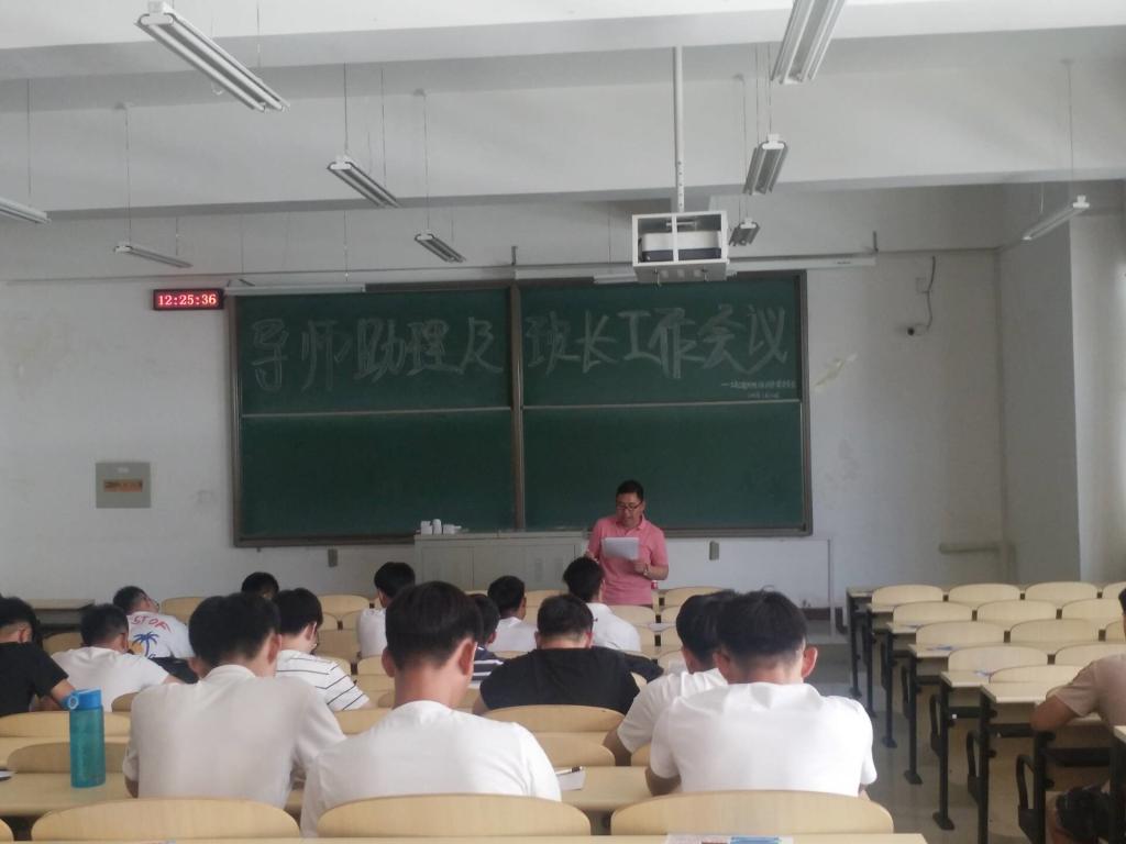 杨老师在为大家做总结